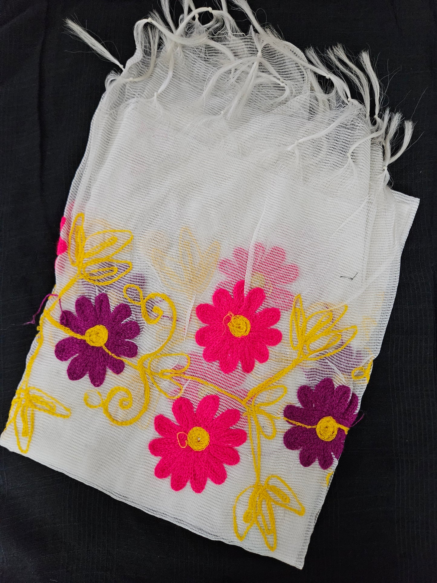 Dainty daisy dupatta