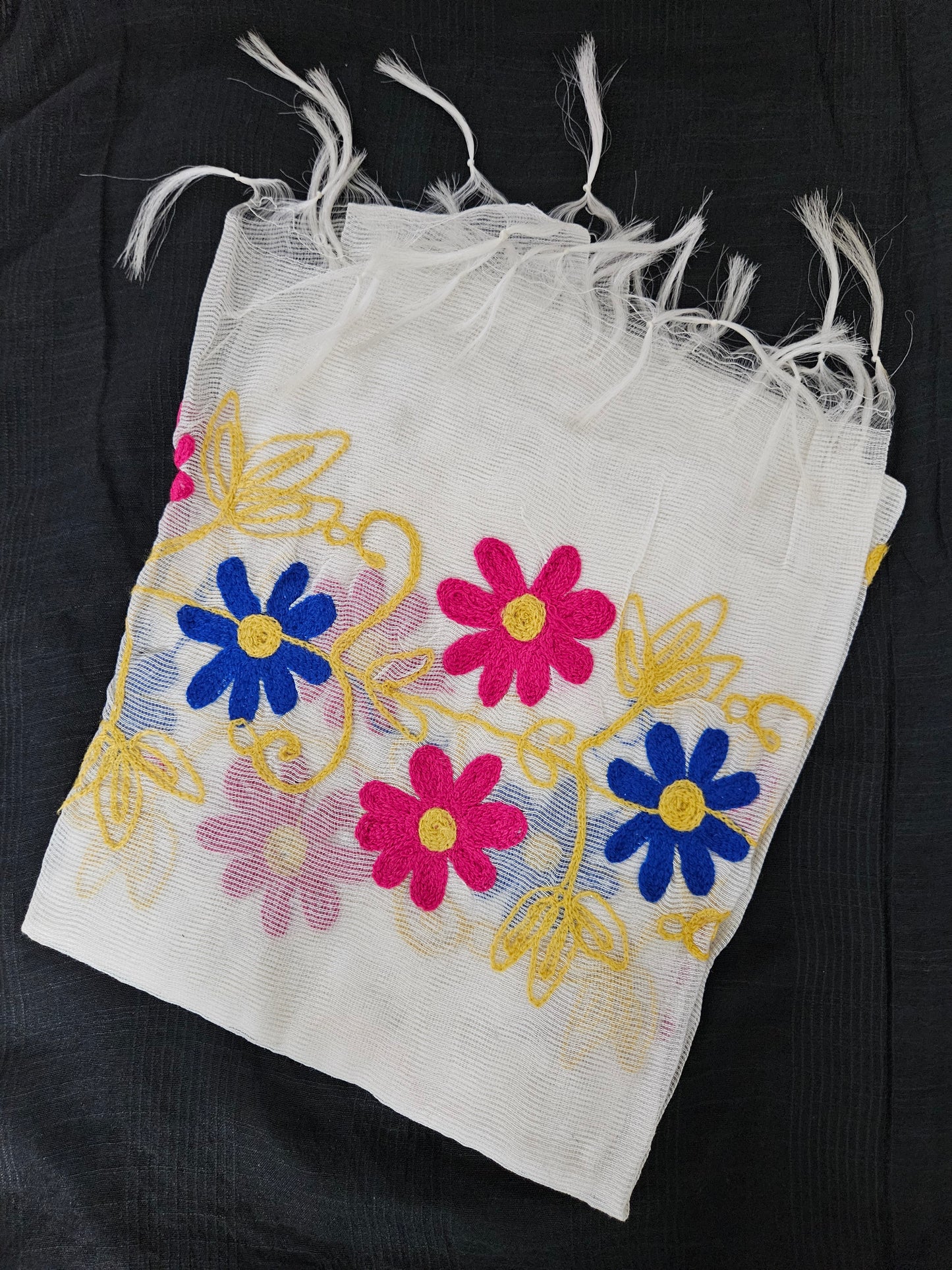 Dainty daisy dupatta
